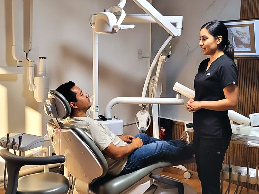 Paciente en el sillón dental de TAND durante su diagnóstico
