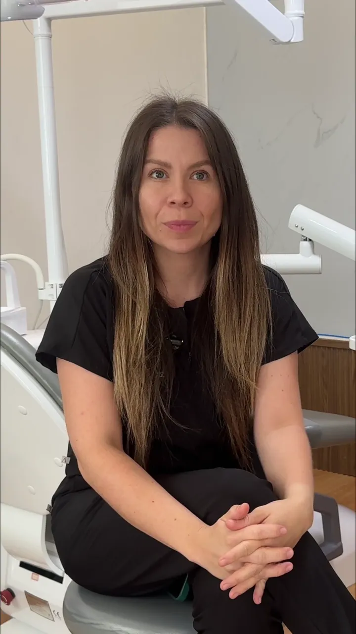 Una dentista del equipo de TAND explica en video qué es un implante dental